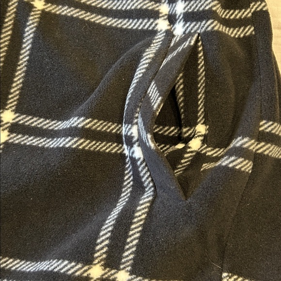 Thread & Supply Polar Bear Fleece Shacket
Black White Doublepane Window Sz Large - Picture 6 of 8